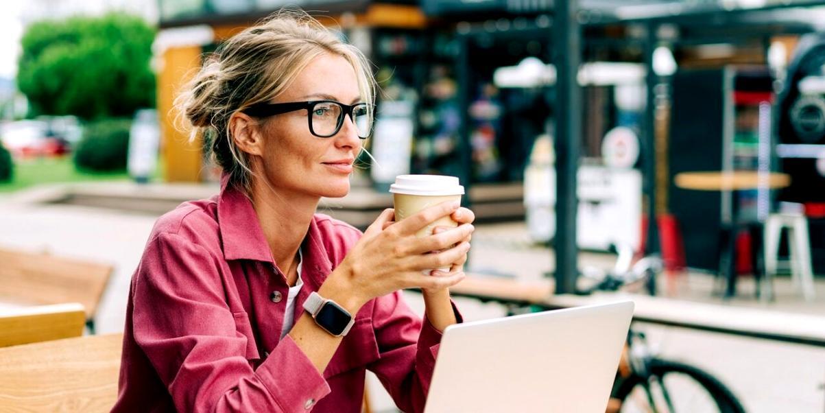 Equipo de instructores y expertos de industria revisando materiales de capacitación en escalamiento empresarial