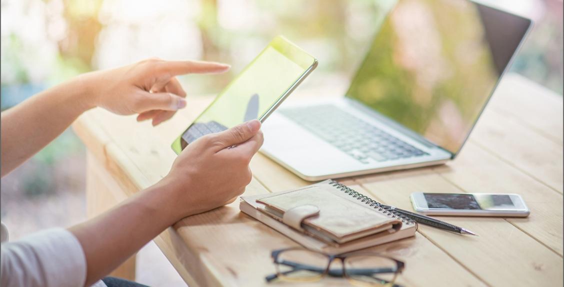Sesión de seminario interactivo con participantes analizando estrategias de crecimiento empresarial