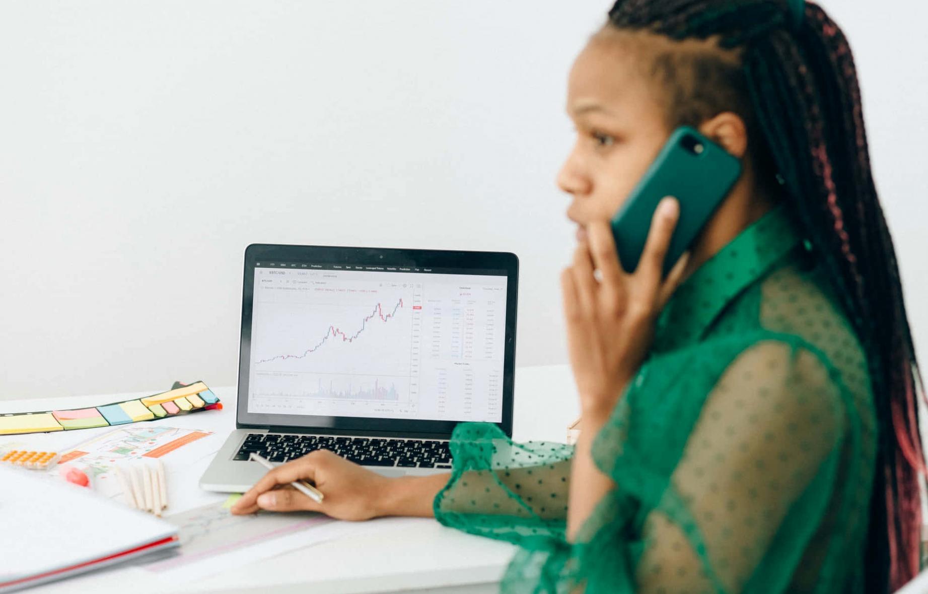 Profesional trabajando en estrategias de escalamiento empresarial