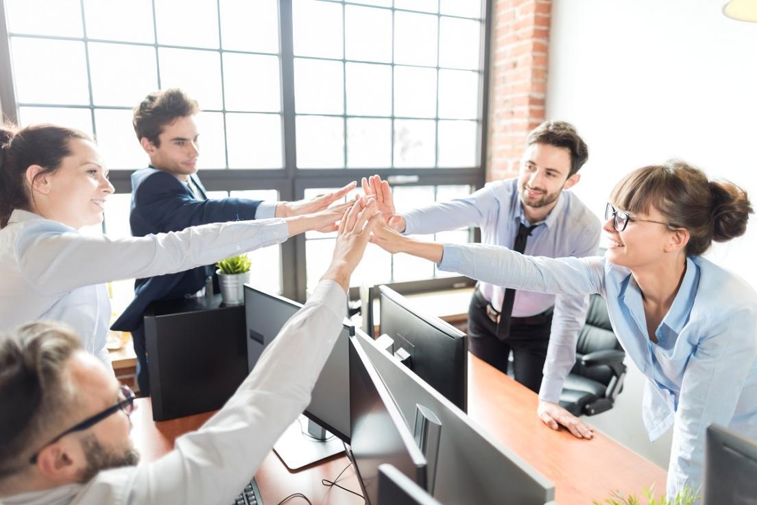 Profesionales analizando estrategias de crecimiento empresarial